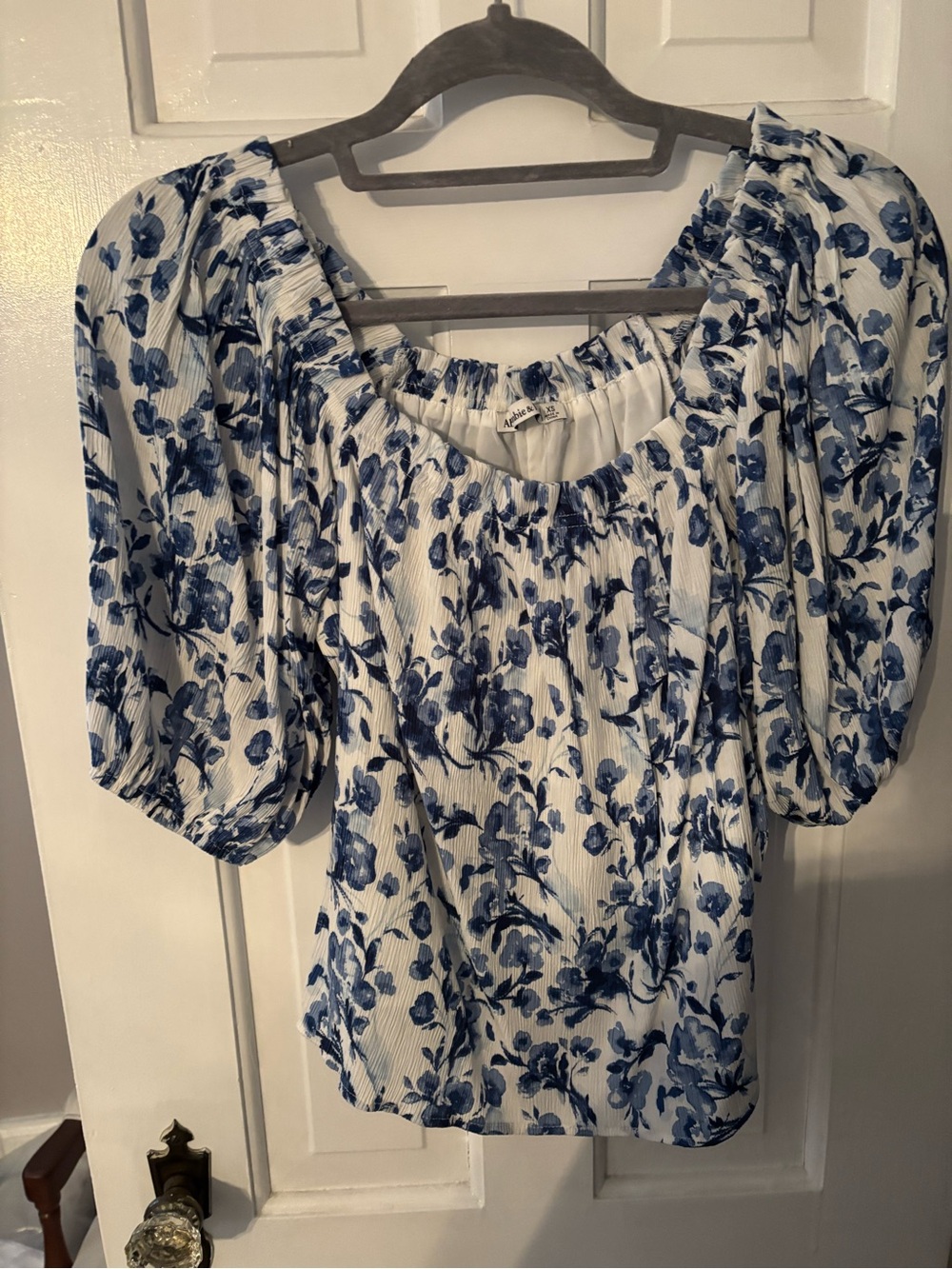 Abercrombie and Fitch Blue and White Floral Puff Sleeve Blouse